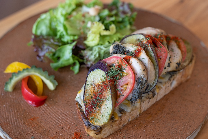チキンと焼き野菜のタルティーヌ