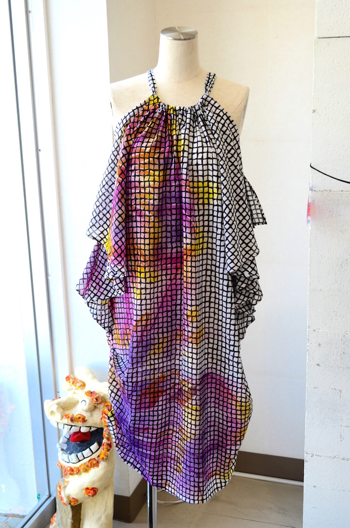 ハッと目を引くほど存在感のあるワンピース