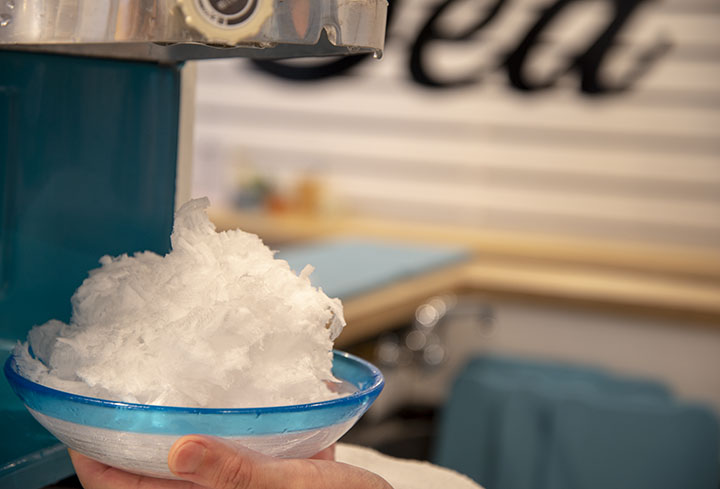 落ちてくる氷の羽根をらせん状に重ねていきます