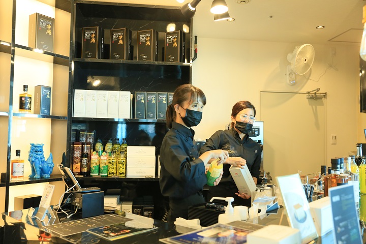 ウイスキーBAR「OKINAWA BLUE(オキナワブルー)」カウンター
