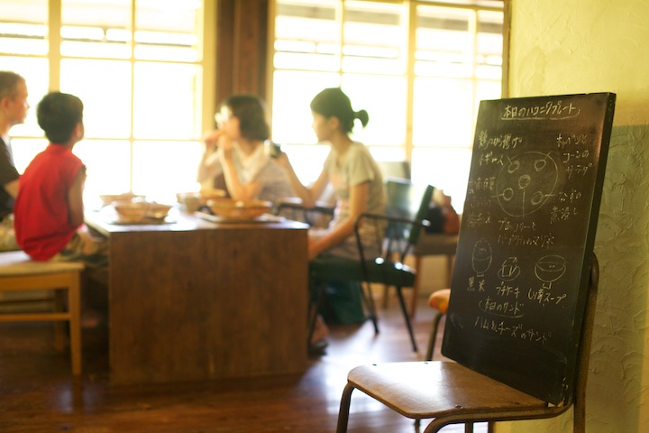 古民家カフェ「ハコニワ」の店内