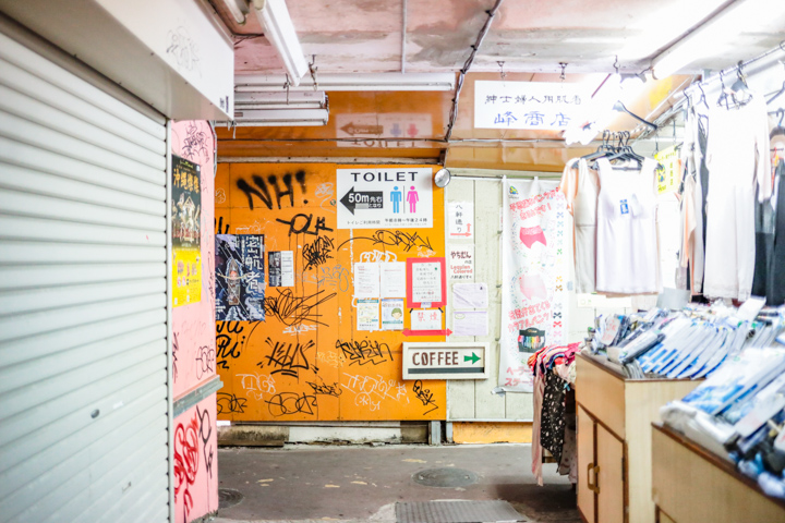 「パラソル」への道、前方に「COFFEE」看板