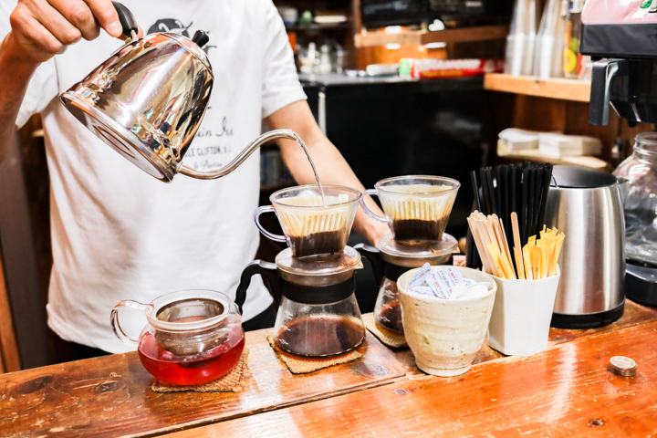 ハンドドリップでコーヒーを淹れる