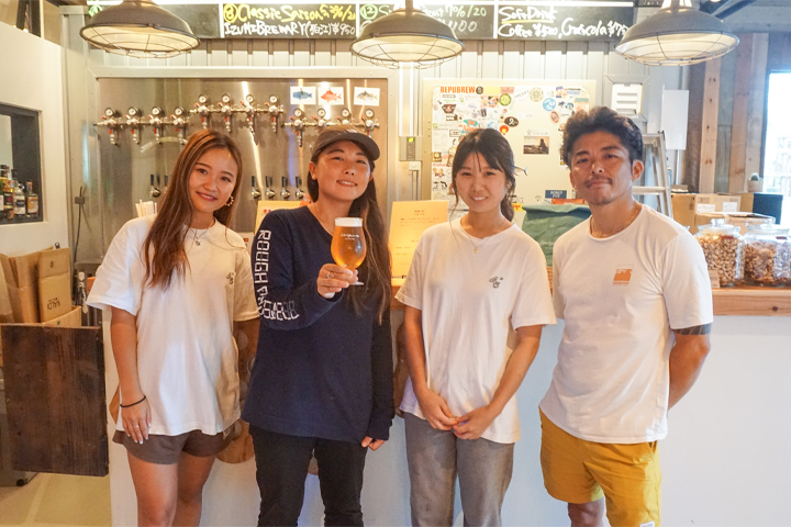 クラフトビール専門店「Island brewing」店内で土屋さん他