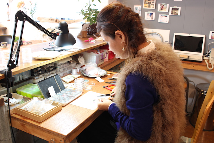 デザイナーの新城秀子（あらしろしゅうこ）さん