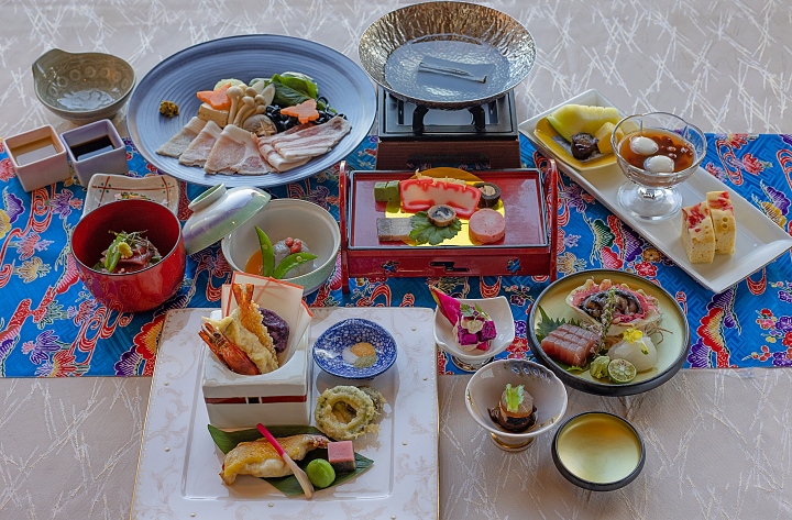 琉球漆器に盛り付けた東道盆（とぅんだーぼん）から始まる「やぁしばる会席」