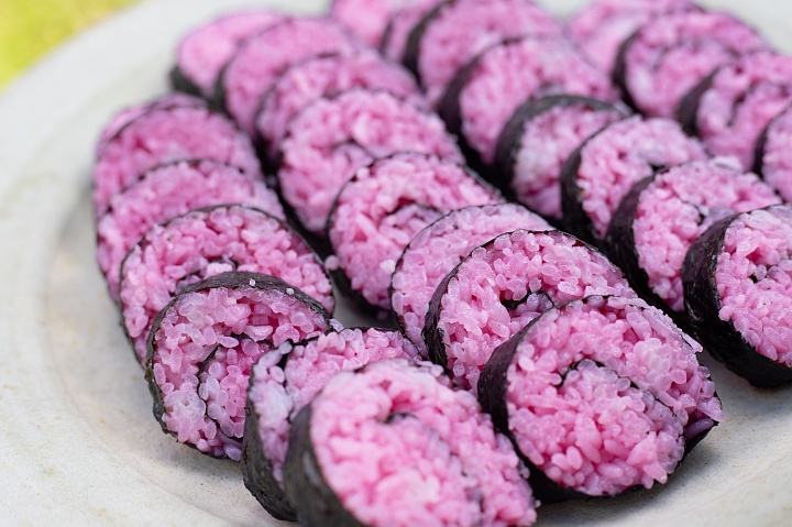 ビーツで炊いたご飯を使った巻き寿司