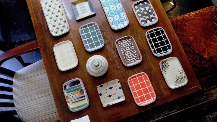 南国的な鮮やかな色使いの器たち