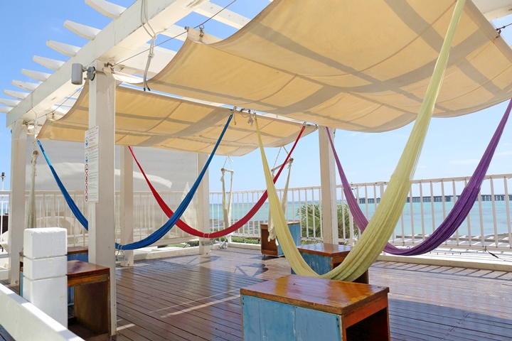 「HAMMOCK CAFE LA ISLA（ハンモックカフェ ラ・イスラ）」の店内