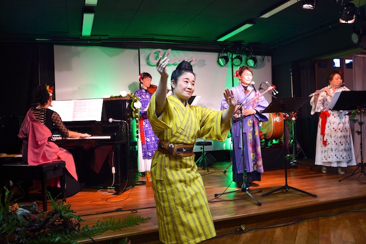 宮良さんの軽やかな踊り