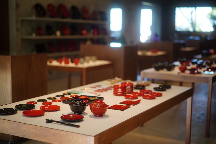 角萬漆器店内