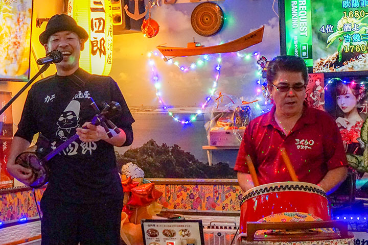 カラオケ舞台で演奏