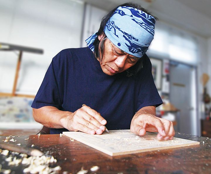 版画家 名嘉 睦稔（なか ぼくねん）