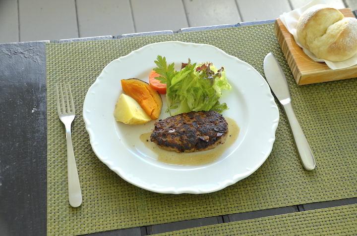 ヤギ肉をミンチにして食べやすくしたハンバーグ