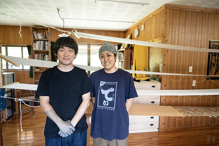 紅型工房ひがしやを営む道家良典（どうけよしのり）・由利子（ゆりこ）夫妻