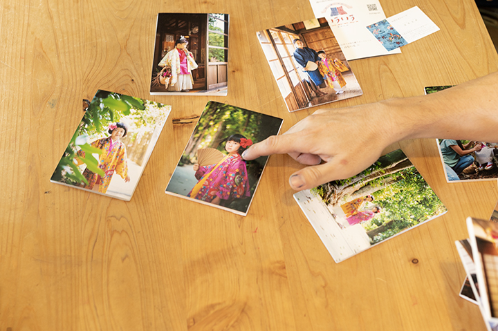 「紅型工房ひがしや」の紅型を着た写真