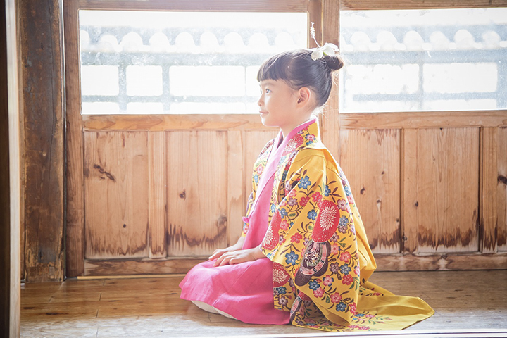 紅型の琉装（りゅうそう：帯を使わずに着用する沖縄に伝わる着物）