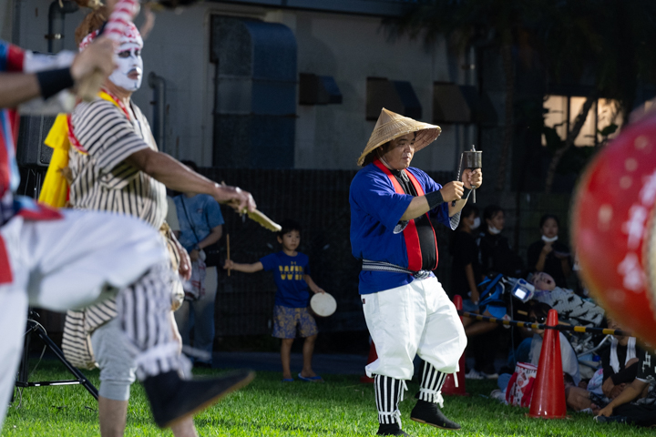 池原青年会。鉦を打ち鳴らしながら踊る“ケンケナー”