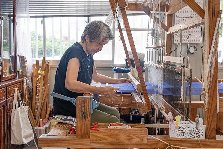 知花花織を機織り工房で職人が織りあげ
