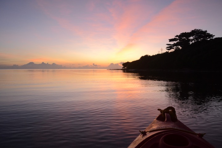 日の出のほんの少し前、海の上できれいなマジックアワーを迎えられました。