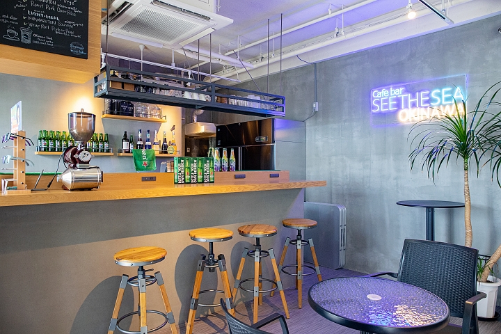 「Cafe Bar SEE THE SEA」の店内