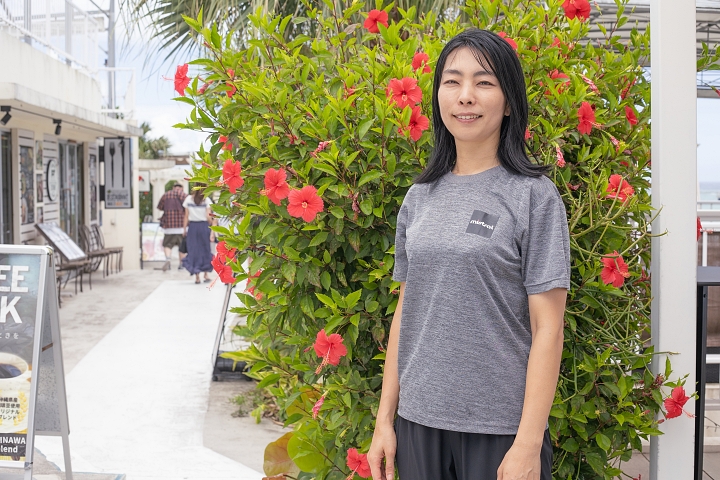 店主のヨガインストラクターとして活躍する玉城類（たまきるい）さん