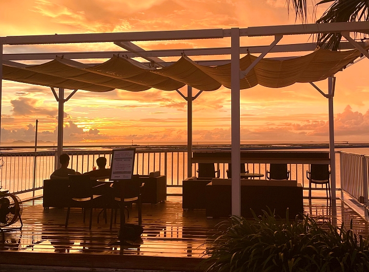 Cafe Bar SEE THE SEAのテラス席かのら夕日