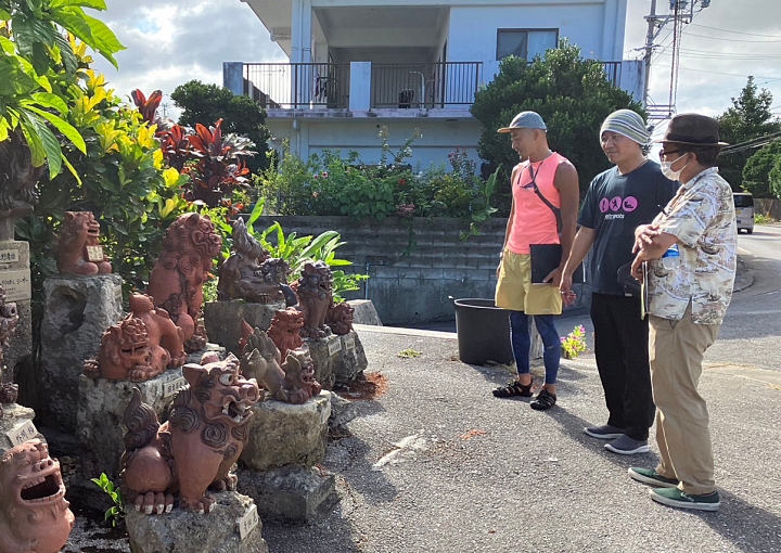 ツアーガイド篠田宇希（しのだひろき）とツアー客とシーサー