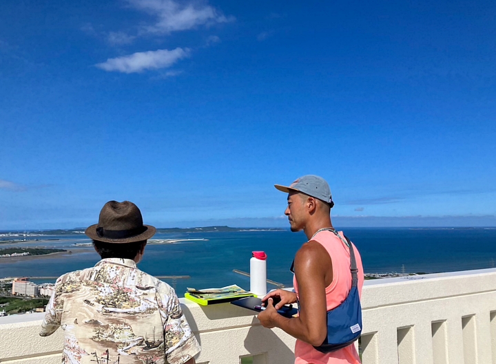 ツアーガイド篠田宇希（しのだひろき）とツアー客と中城湾