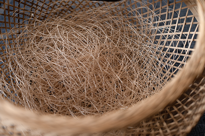 糸芭蕉と呼ばれる植物(バナナの仲間)から作った糸