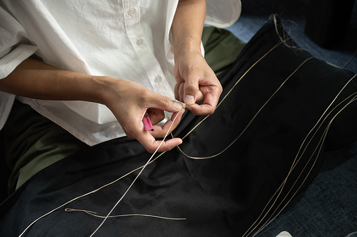 芭蕉の繊維を繋ぎ合わせて糸を作る作業「苧績み(うーうみ)」