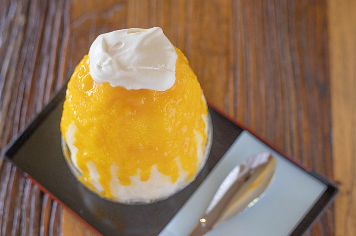 かき氷マンゴーソースかけ