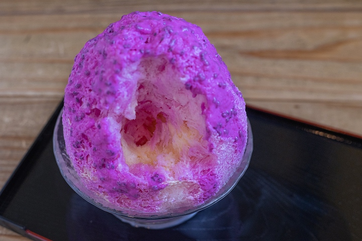 ドラゴンフルーツとヨーグルトを混ぜ合わせたソースが氷の上からたっぷりとかけられ、中からはたんかんのソースが染み込んだかき氷