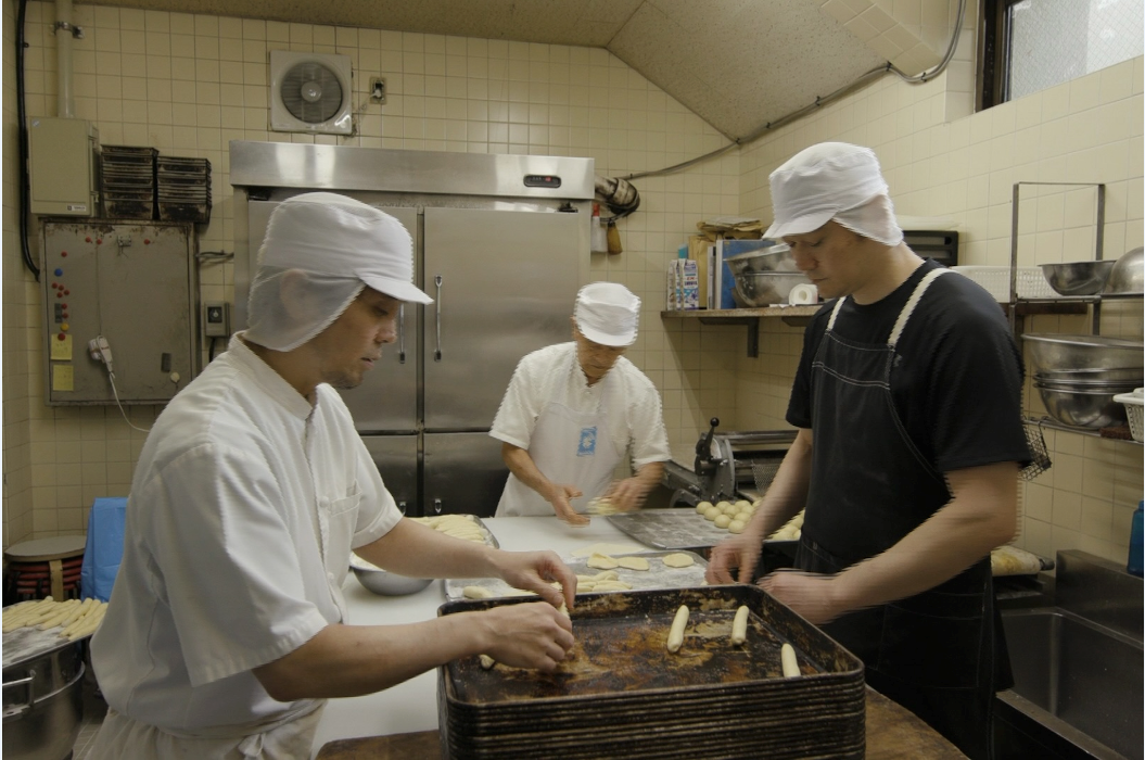 朝５時ごろからパンを焼き始める