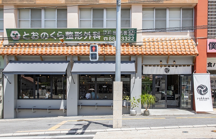 外観「rokkan COFFEE SHURI（ロッカンコーヒーシュリ）」