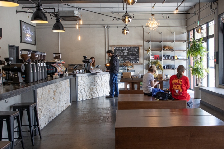 店内「rokkan COFFEE SHURI。」